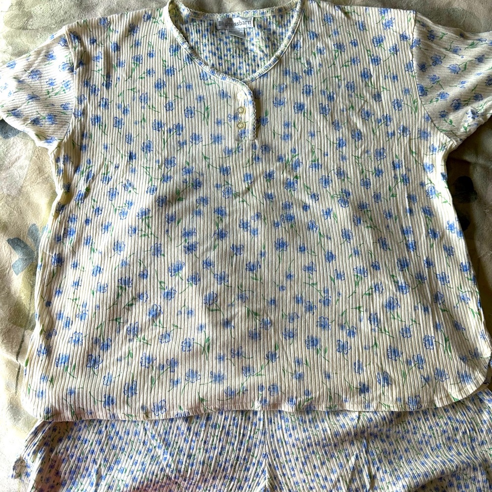 DressBarn Floral Pajama Set, Large.  Top & shorts